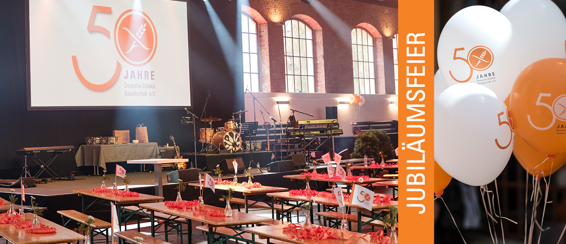 Festlich geschmückter Saal mit Luftballons